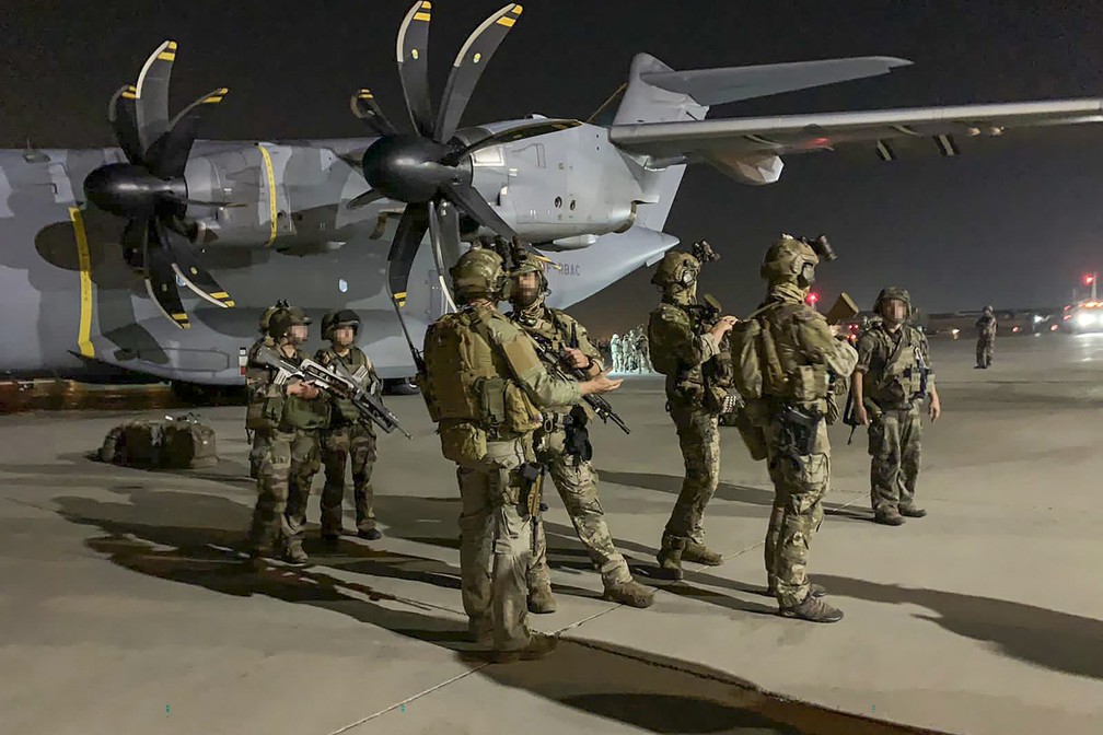 Voos militares são retomados no aeroporto de Cabul, no Afeganistão