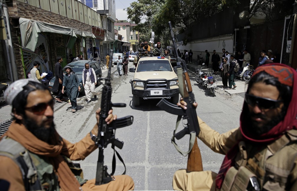 Afegãos protestam no Dia da Independência; há relatos de tiros e mortes