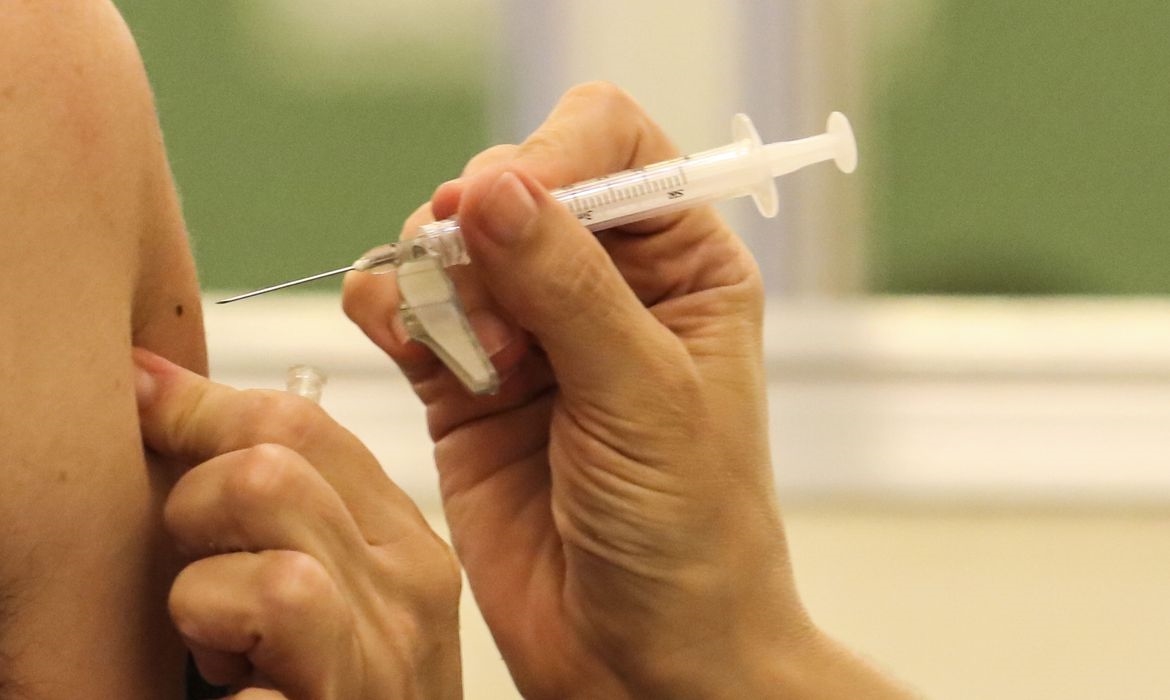 Covid-19: trabalhadores do ensino superior recebem 2ª dose da vacina nesta sexta-feira