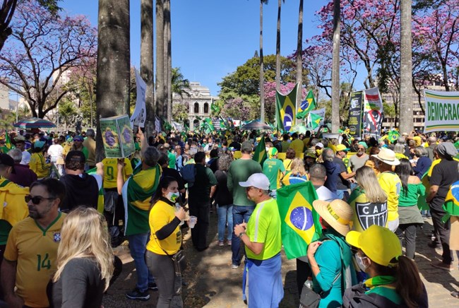 Manifestantes favoráveis ao voto impresso se reúnem na Praça da Liberdade, em Belo Horizonte