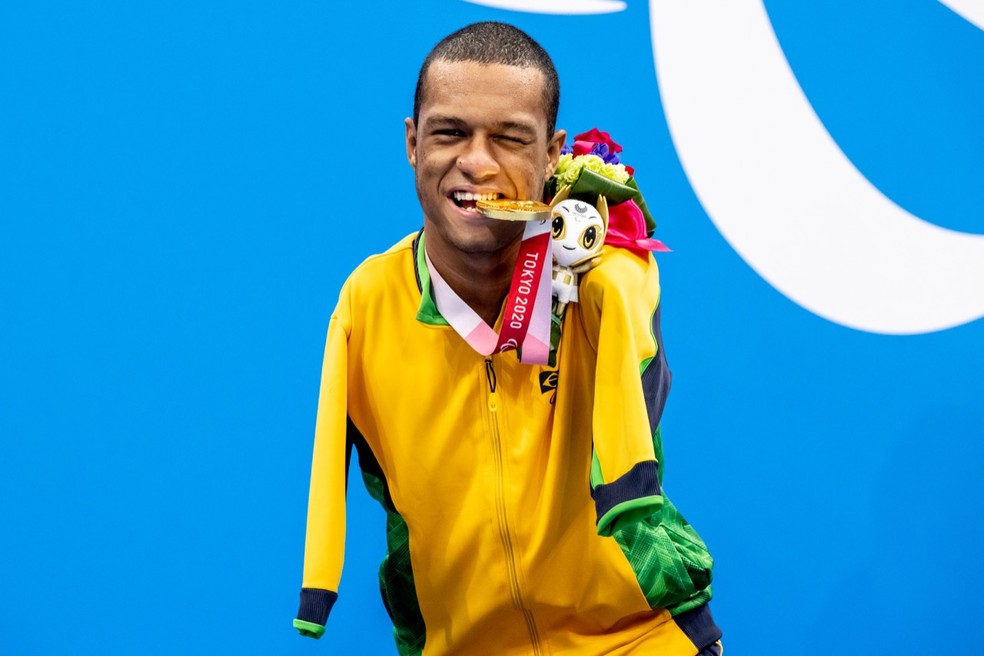 Gabriel Araújo domina os 50m costas e fatura 2º ouro nas Paralimpíadas