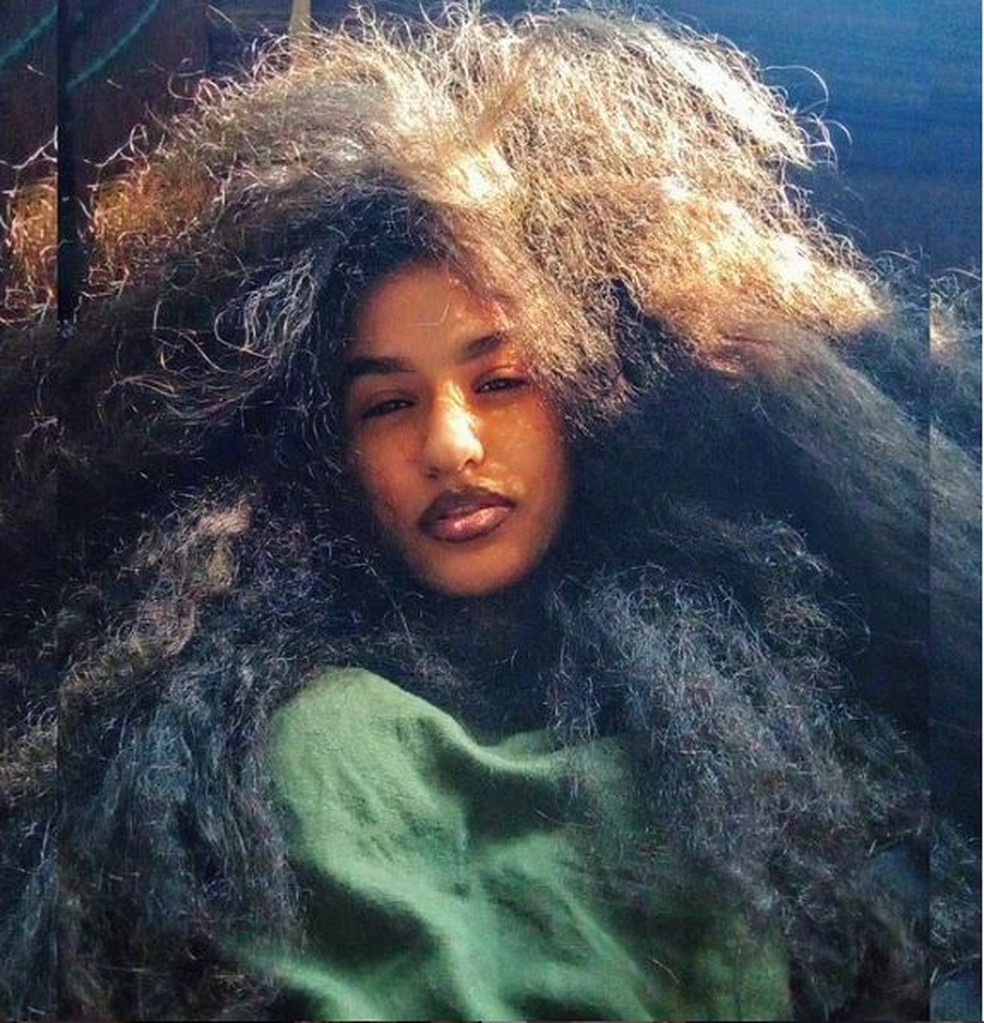 Modelo de BH relata injúria racial após homem dizer que cabelo dela ‘assusta’: ‘Eu me senti sem chão’