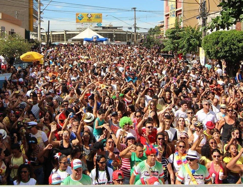 Cidades de Minas Gerais cancelam festas de Réveillon e Carnaval temendo nova onda de Covid
