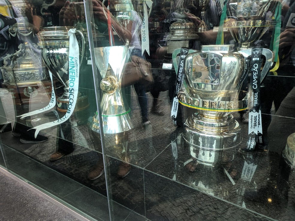 “Triplete alvinegro”: Atlético-MG junta taças da Copa do Brasil, do Brasileiro e do Mineiro em galeria de troféus