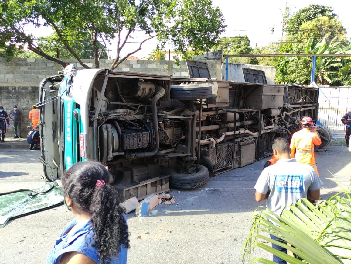 Ônibus Move tomba na avenida Vilarinho, em BH, e deixa cerca de 30 pessoas feridas