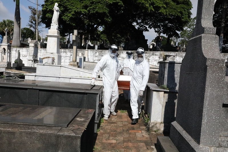 Covid-19 matou no Brasil quatro vezes mais do que a média mundial, aponta Fiocruz