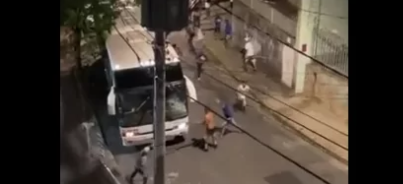 Vídeo: organizada do Cruzeiro depreda ônibus da torcida do Grêmio e agride policiais com pedradas
