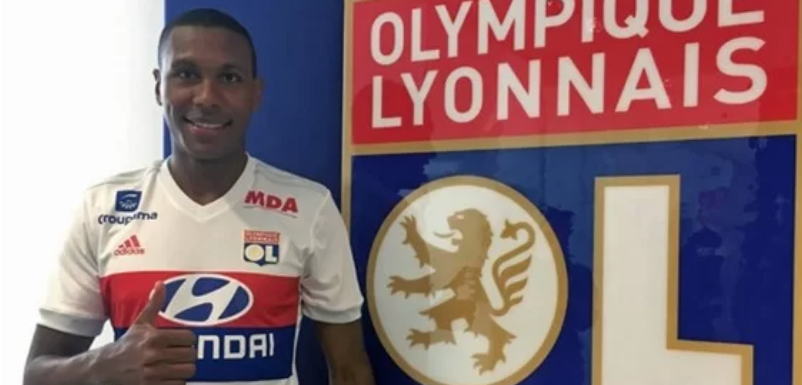 Zagueiro brasileiro teve contrato rescindido no Lyon após soltar pum no vestiário