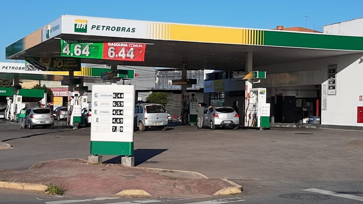 Postos de Belo Horizonte já vendem gasolina por menos de R$ 6,50, mas motoristas cobram redução