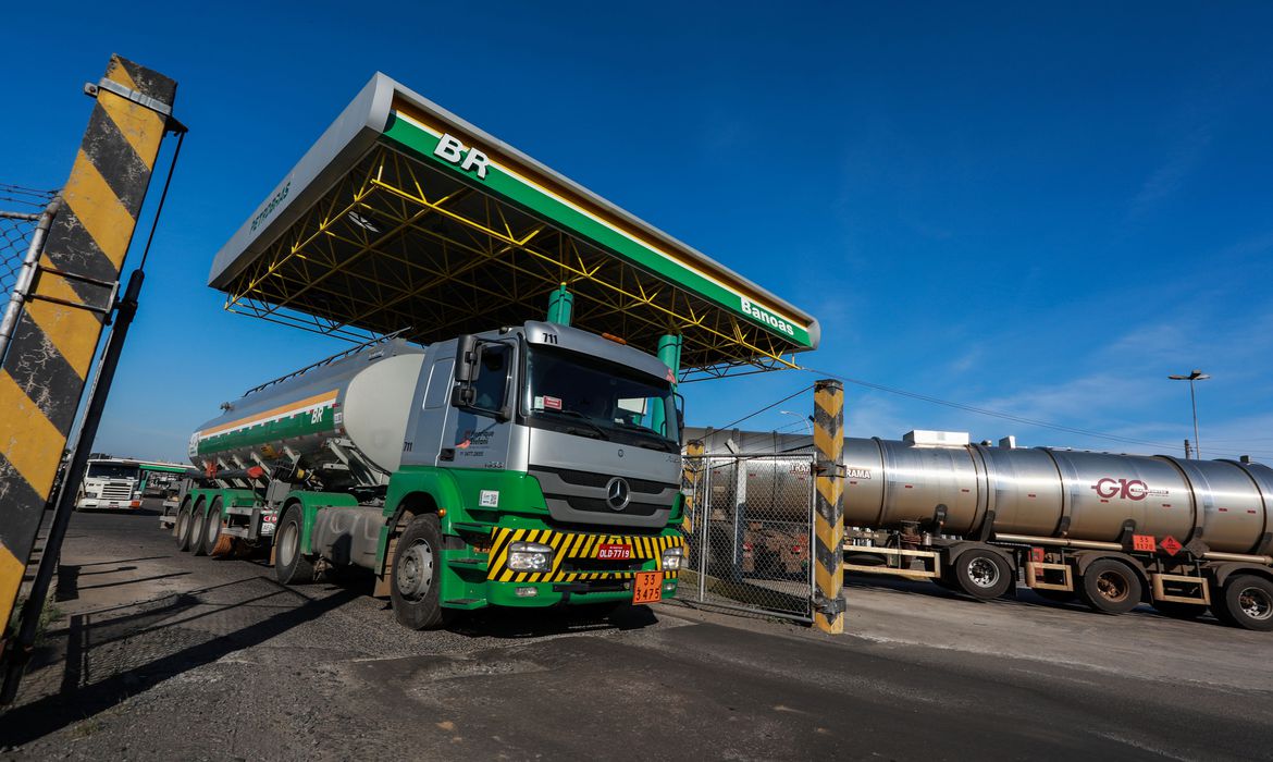 Petrobras anuncia redução de R$0,18 no preço da gasolina a partir desta terça