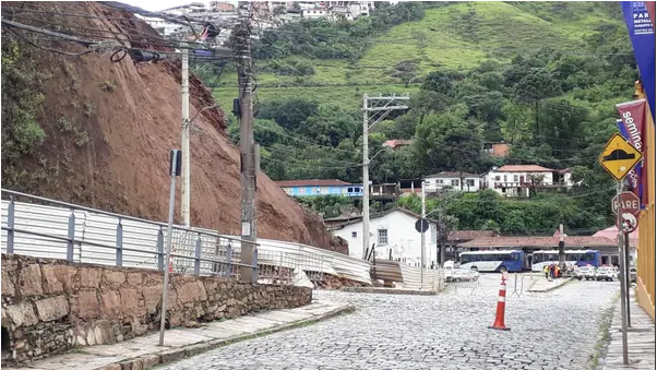 Morro da Forca começa a deslizar em Ouro Preto e mobiliza autoridades locais