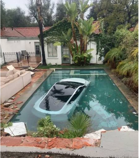 Motorista perde o controle de Tesla, derruba muro e o afunda em piscina de advogada da Disney