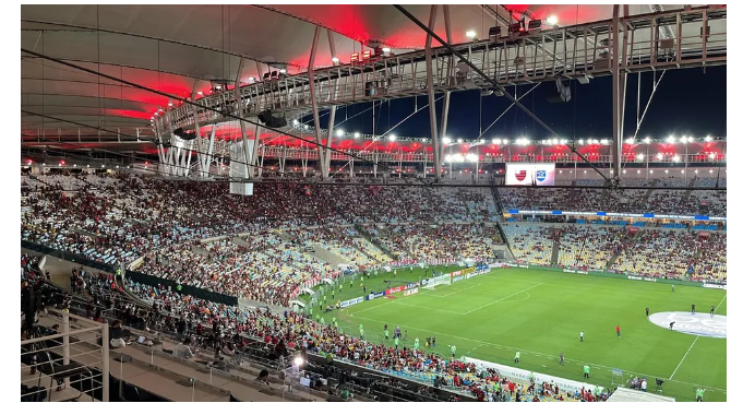 Torcedores do Flamengo chamam Pelé de maconheiro durante minuto de silêncio