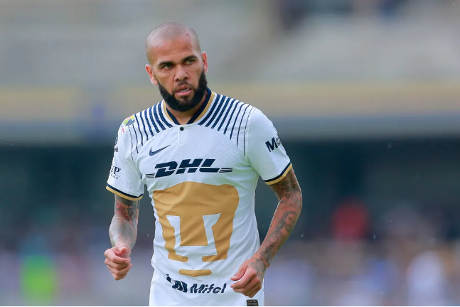 Defesa de Daniel Alves apresenta recurso por liberdade provisória hoje; atleta diz: “Aceito o que vier”