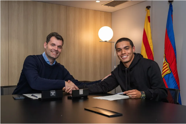 Filho de Ronaldinho, João Mendes assina contrato com a base do Barcelona