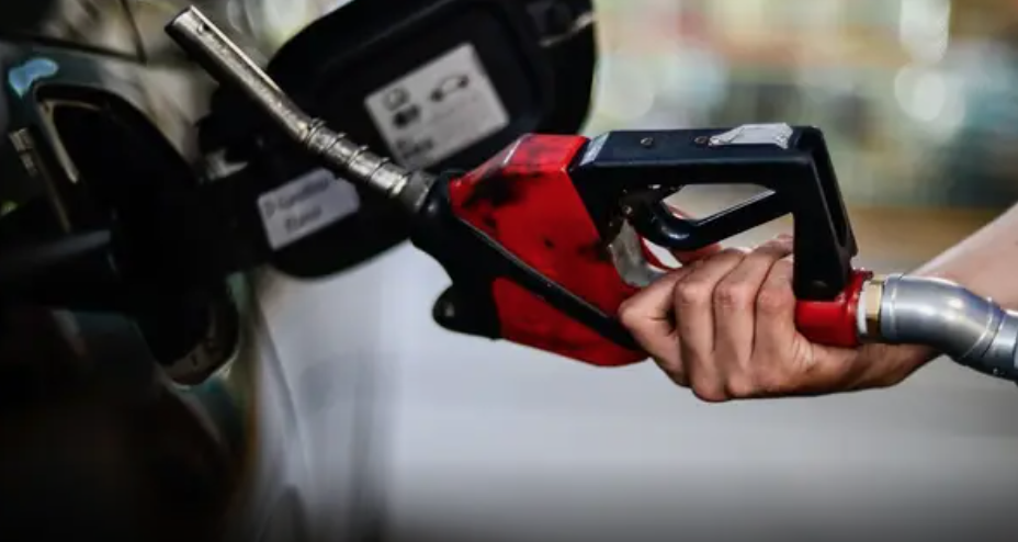 Litro da gasolina volta a ser encontrado abaixo de R$ 5 em BH; diesel e etanol também estão mais baratos